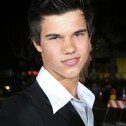 Taylor Lautner también canta