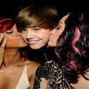 El beso de Rihanna y Katty Perry a Justin Bieber
