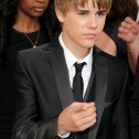 Selena Gómez y Miley Cyrus acompañan a Justin Bieber en el estreno de su pelicula