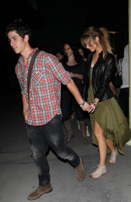 Nick Jonas cariñoso con Delta Goodrem