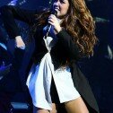 Fan asusta a Miley Cyrus en concierto