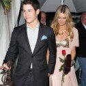 Nick Jonas y Delta Goodrem asisten al cumpleaños de mamá Denise