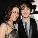 Justin Bieber confiesa que su mamá no lo deja crecer
