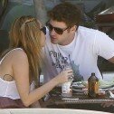 Miley Cyrus y Liam Hemsworth se besan en público