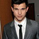 Taylor Lautner reconoce que canta pésimo
