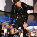 Justin Bieber cantó en fiesta de preiluminación de árbol de Navidad
