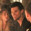 Taylor Lautner,  amigo cariñoso en fiesta