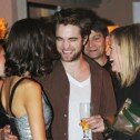 Robert Pattinson sale con amigos sin Kristen Stewart