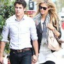 Nick Jonas sigue los pasos de Kevin en su relación con Delta Goodrem