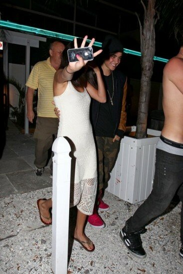 Selena Gomez escapa de las fotos, mientras su novio Justin Bieber se ríe