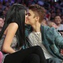 Justin Bieber y Selena Gomez: la pareja del “kiss cam” de los juegos de basquet