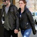 Kristen Stewart engríe a Robert Pattinson cocinando en ropa interior