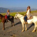 Demi Lovato celebra el Día de la Madre paseando a caballo