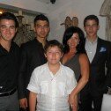 Los Jonas Brothers califican a su mamá de “hot”