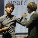 Louis Tomlinson tiene los pies más apestosos del mundo
