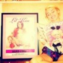Miley Cyrus muestra que su madrina fue una chica Playboy
