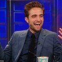 Robert Pattinson sonrie luego de la infidelidad de Kristen Stewart