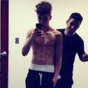 Justin Bieber presume de músculos