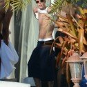Justin Bieber enseña musculitos a la prensa