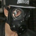 Justin Bieber sale con una máscara de gas a la calle