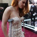 Kristen Stewart llega sola y lesionada a los Oscar