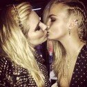 Clara Delenvinge besa en la boca a Sienna Miller