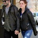 Kristen Stewart acompaña a Robert Pattinson mientras rueda