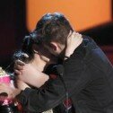 Beso público entre Robert y Kristen en los MTV Movie Awards