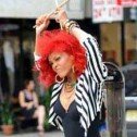 Rihanna luce melena roja en previo de “What’s my name” 