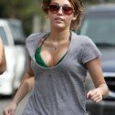 Miley Cyrus dona su ropa a los necesitados