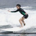 Vanessa Hudgens de vacaciones hace surf en Hawai