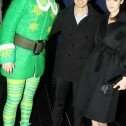 Joe Jonas y Ashley Greene posan al lado de “Elf”