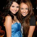 Playboy quiere a Selena Gomez y Miley Cyrus en su portada