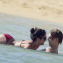 Vanessa Hudgens y Austin Butler: pasión en la playa