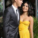 Vanessa Hudgens luce a Austin Butler en premiere de Viaje 2