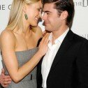 Zac Efron cariñoso con Taylor Schilling