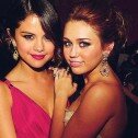 Selena Gomez es más sexy que Miley Cyrus