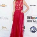 Taylor Swift con sexy vestido rojo en los Billboard Awards 2012