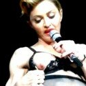 Madonna enseña un pecho en pleno concierto